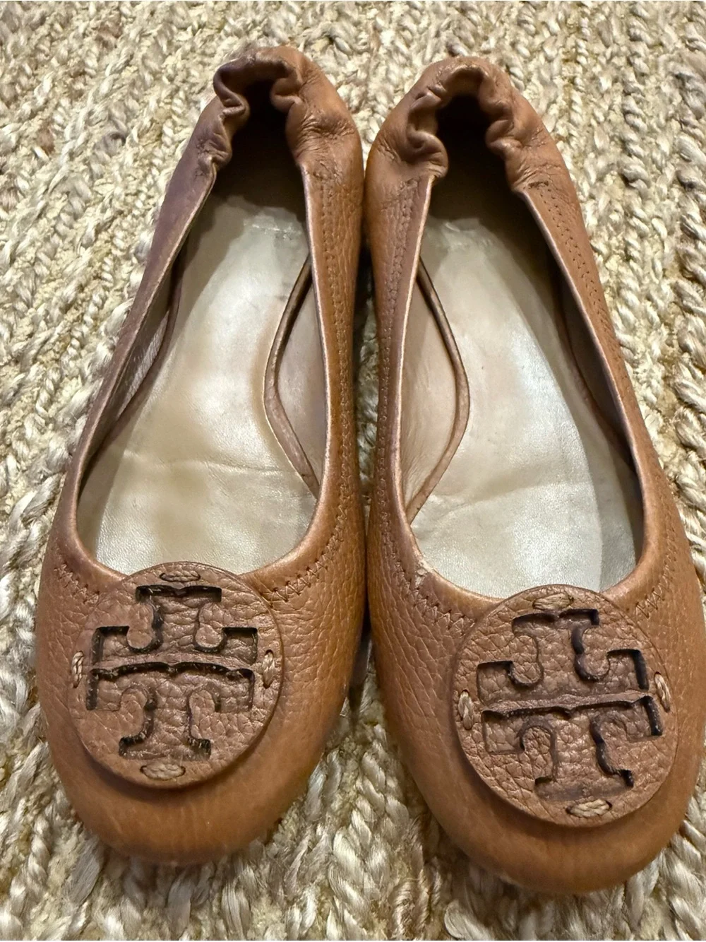 Tory Burch Women’s Camel Brown Leather Logo Round-Toe Ballet Flats Size 7M - Picture 2 of 3